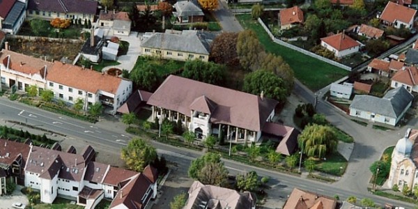 Stadtbild von Jászapáti Strandbad und Therme in Ungarn